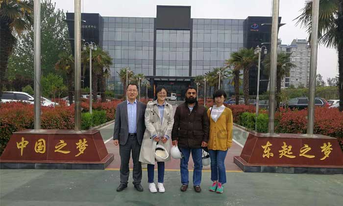 pakistan-customer-visited-dongqi-crane-factory.jpg