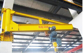 Pillar and wall-mounted slewing jibs